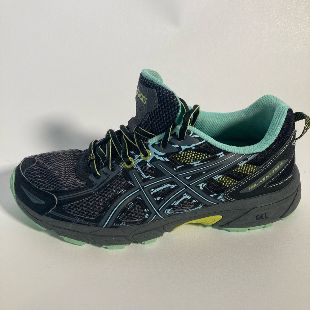 ASICS women’s 7.5 trail running shoes